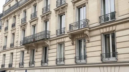 Façade d'immeuble haussmannien avec balcons en fer forgé dans un quartier premium parisien